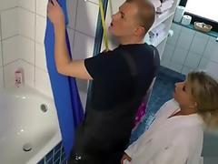 Daughter Seduce to Fuck by Repairman When Mom is away