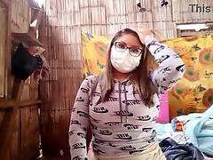Chica caliente comienza a tocarse muy deliciosamente, hasta introducir algo en su conchit4